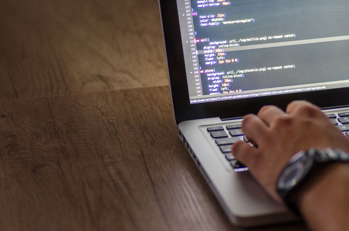 Prompt Engineering and In-Context Learning: How to Get Better Results from AI