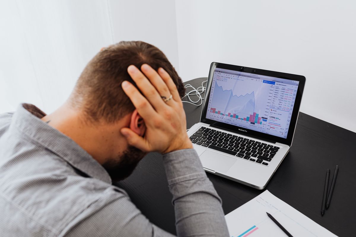 Psychology of Crypto Investing: Avoiding FOMO and Panic Selling
